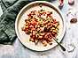 Makaroner med pancetta, tomatsås och ärtor