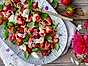 Midsommarsallad med jordgubbar och örter