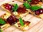 Minipizza på smördeg med vindruvor