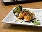 Nigiri sushi, avokado och lax