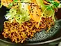 Nudelwok med råa grönsaker och koriander
