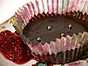 Överraskande chokladsufflé på en syrlig lingonbädd