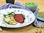 Oxfilé med grillad gemsallad och ramslökssmör