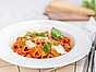 Pasta med het tomatsås och mozzarella