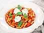Pasta med tomatsås och burrata