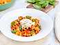 Pasta med tomatsås och stracciatella