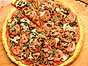 Pizza med färska tomater och champinjoner