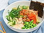 Poké bowl med lax och sesam- och chilisås