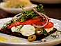 Pumpernickelsmörgås med sallad på tomat, rödlök, oliver och ärtskott