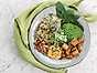 Quinoabowl med sojamarinerad tofu, avokado och paprikahummus