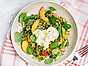 Quinoasallad med burrata, sparris och persika