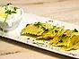 Ravioli fylld med lax serveras med dilldipp