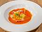 Raviolini med smörad tomatbuljong, tomatcrudité och dill