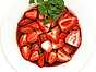 Rödvinsmarinerade färska jordgubbar