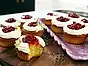 Saffrancupcakes med vitt chokladfluff och lingon