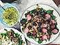 Sallad med råris, rostade betor, gröna blad, avokado med sesam- och bönröra