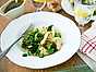 Sallad på blomkål med broccolikräm och krispig kål