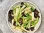 Sallad på tofuskinn, skogsöron och selleri