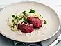Salsiccia- och rödbetsbiffar med lök- och kaprissmör