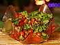 Satay-spett och het tomatsallad