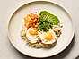 Sesamstekt vitlöksris med ägg och avokado