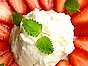 Smal pannacotta med limemarinerade jordgubbar