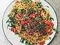 Smörig linguine med färska tomater, vitlök, solrosfrön och ruccola