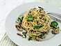 Snabb måndagspasta med tofusås och champinjoner