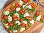 Snabb plåtpizza med het salami och falsk ”burrata”