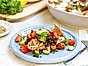 Somrig sallad med belugalinser och grillad kyckling