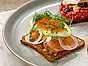 Sotad och gravad lax på rågbröd