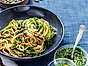 Spaghetti med grönsaker och smarrig grönkålspesto