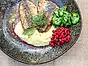 Stekt strömming med potatismos, inlagd gurka och rårörda lingon