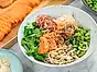 Sushi bowl med lax och srirachadressing