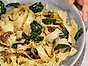 Tagliatelle med svamp och kål