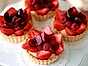 Tarteletter fyllda med vaniljkräm och bär