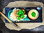 Teriyaki- och sesamglaserad lax med asiatisk glasnudelsallad och chilimajonnäs