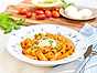 Tomatpasta med basilikaolja och burrata