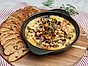 Ugnsbakad brie med honung, nötter och rostad vitlöksbaguette
