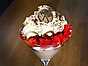 Vaniljglass med jordgubbar och grädde