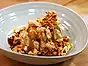 Vaniljglass med karamelliserade popcorn och salt kolasås