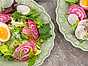 Vårsallad med picklat ägg och nobisdressing