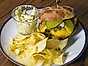 Vegetarisk bbq-burgare med coleslaw och potatischips