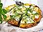Vegetarisk pizza bianco med kronärtskockor, pesto och citron