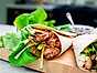 Wrap med hoisinkyckling och sesammajo