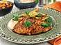 Zucchini- och majsfritters med sötpotatispommes och het yoghurtsås