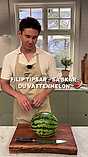 Filip skär vattenmelon