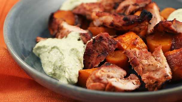 Grillad kyckling med harissa, rostad morot och pistagesås Grillad kyckling | Recept från Köket.se