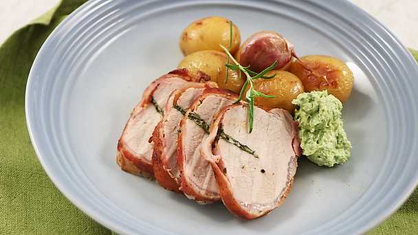 Baconlindad fläskytterfilé med sardellsmör och rostad potatis Baconlindad fläskytterfilé med sardellsmör och rostad potatis