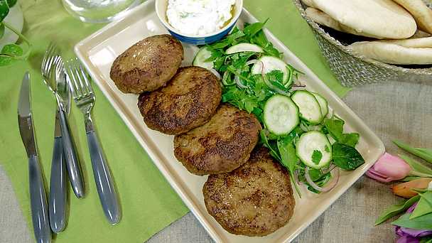 Toms färsbiffar med pita, tzatziki och grönsaker Recept